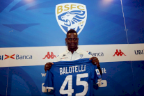 جماهير بريشيا يتوافدون للترحيب ببالوتيلي ووالدته تبكي من الفرح