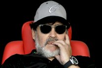 عودة الفتى الذهبي مارادونا توقد الحماس والذكريات في الأرجنتين