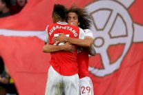 أرسنال يكافح وينتزع نقطة من توتنهام 