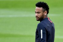 لاعبو برشلونة يعرضون على النادي المساهمة مادياً في صفقة نيمار