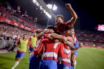 برشلونة يرضخ على أرض غرناطة وأتلتيكو يهدر النقاط مجددا