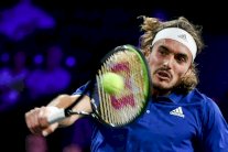 تسيتسيباس لن يستسلم في مطاردة الثلاثة الكبار