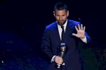 ميسي يفضل مانيه ويغيب عن ترشيحات رونالدو في جوائز الفيفا