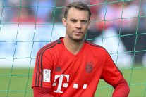 نوير لإثبات أحقيته بحراسة عرين ألمانيا من بوابة توتنهام