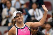 أوساكا تقصي حاملة اللقب وتواجه بارتي في نهائي دورة بكين