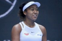 ناومي أوساكا تتأهل بتحفيز أبوي في دورة بكين