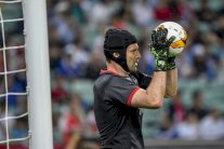 بعد الاعتزال.. تشيك إلى حراسة الهوكي على الجليد