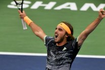 تسيتسيباس يجرد ديوكوفيتش من لقب دورة شنغهاي وزفيريف يطيح بفيدرر