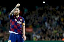 ميسي رغب بالرحيل عن برشلونة على خلفية مشاكل الضرائب