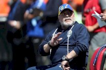 رقصة غريبة لمارادونا احتفالاً بأول انتصاراته مع خيمناسيا لابلاتا