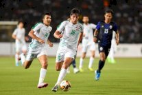 البحرين يهزم إيران ويزيحها عن الصدارة والعراق يواصل انطلاقته 