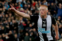 بروس يشيد بالشاب لونجستاف ويُلمح لوضعه في التشكيلة أمام تشيلسي