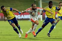 الظفرة بعشرة لاعبين يهزم عجمان في الدوري الإماراتي