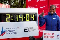 الكينية كوسغي تحطم رقم رادكليف في طريقها للفوز بماراتون شيكاغو