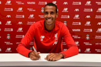 ماتيب مدافع ليفربول يوقع عقدا جديدا طويل الأمد