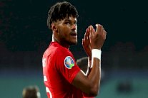 مدرب استون فيلا يمتدح تصرف مينجس في مواجهة العنصرية 