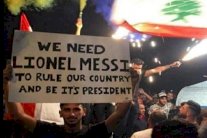 متظاهرو لبنان يطلبون ميسي رئيساً ويهتفون لصلاح !