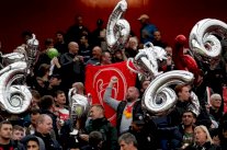 جماهير ليفربول ترفع لافتات 