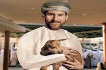 شبيه ميسي الإيراني يخطف الأضواء في عمان