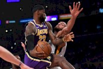 العملاق جيمس يقود ليكرز للفوز على جاز في دوري السلة الأمريكي