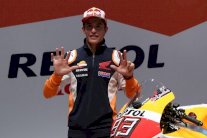 ماركيز يفوز في اليابان وهوندا بطل الصانعين في الدراجات النارية