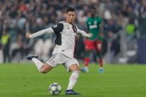 ساري لن يتدخل في الجدل حول تسديد رونالدو للركلات الحرة