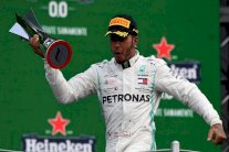 هاميلتون يفوز في المكسيك لكنه ما زال ينتظر لقبه السادس