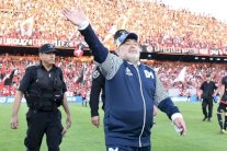 جماهير نيولز أولد بويز تفاجئ مارادونا في عيد ميلاده الـ59