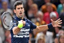 ديوكوفيتش يفلت من فخ لاعب فرنسي مغمور في باريس للأساتذة