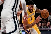 عرض مذهل من ديفيز يمنح ليكرز الفوز على جريزليز