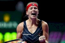 البديلة بيرتنز تعدل تأخرها إلى فوز على بارتي في البطولة الختامية للتنس