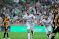 الأهلي يحسم قمة جدة والهلال يتعادل بشق الأنفس مع الفتح