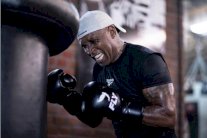 الإصابة تنهي محاولة بن للعودة للملاكمة بعد غياب 23 عاما