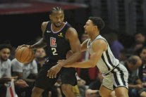 38 نقطة من ليونارد تكبد سبيرز فريقه السابق أول هزيمة