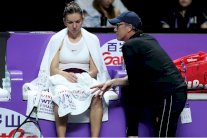 هاليب تدافع عن مدربها كاهيل بعد توبيخها في البطولة الختامية