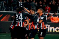 إينتراخت يسحق عشرة لاعبين من بايرن ومونشنجلادباخ يحافظ على الصدارة