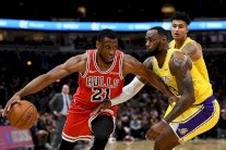 فوز سابع تواليا لليكرز في يوم النقاط القياسية