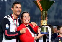 والدة رونالدو تستبعد تتويج ابنها بجائزة 