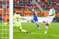 هدف حارث المتأخر يكمل انتفاضة شالكه بفوز في أوغسبورغ