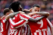 أتلتيكو مدريد وإشبيلية ينقضان على المركز الثالث