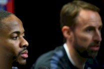 استبعاد سترلينغ يطغى على احتفال منتخب إنكلترا بمباراته الألف