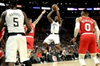 كليبرز يحسم لقاء القمة مع روكتس وفوز متأخر لليكرز على ثاندر