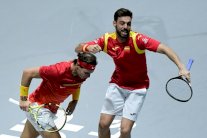 نادال يقود إسبانيا إلى نصف نهائي كأس ديفيس