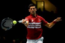 ديوكوفيتش يدعو إلى الدمج بين كأسي ديفيس ومحترفي كرة المضرب