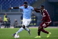 لاتسيو يحصّن مركزه الثالث بفوز قاتل على ساسوولو