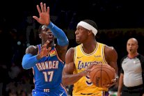 فوز صعب لليكرز يبقيه متصدرا