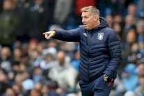 أستون فيلا يجدد عقد مدربه سميث حتى عام 2023