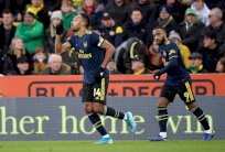 ليستر يحافظ على المركز الثاني ويونايتد يفرط بالفوز وأوباميانغ ينقذ أرسنال