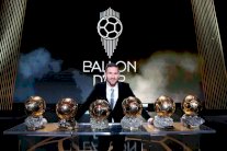 ميسي يتوج بجائزة الكرة الذهبية للمرة السادسة في مسيرته