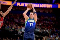 دونسيتش المتألق مع دالاس يعادل رقم جوردان